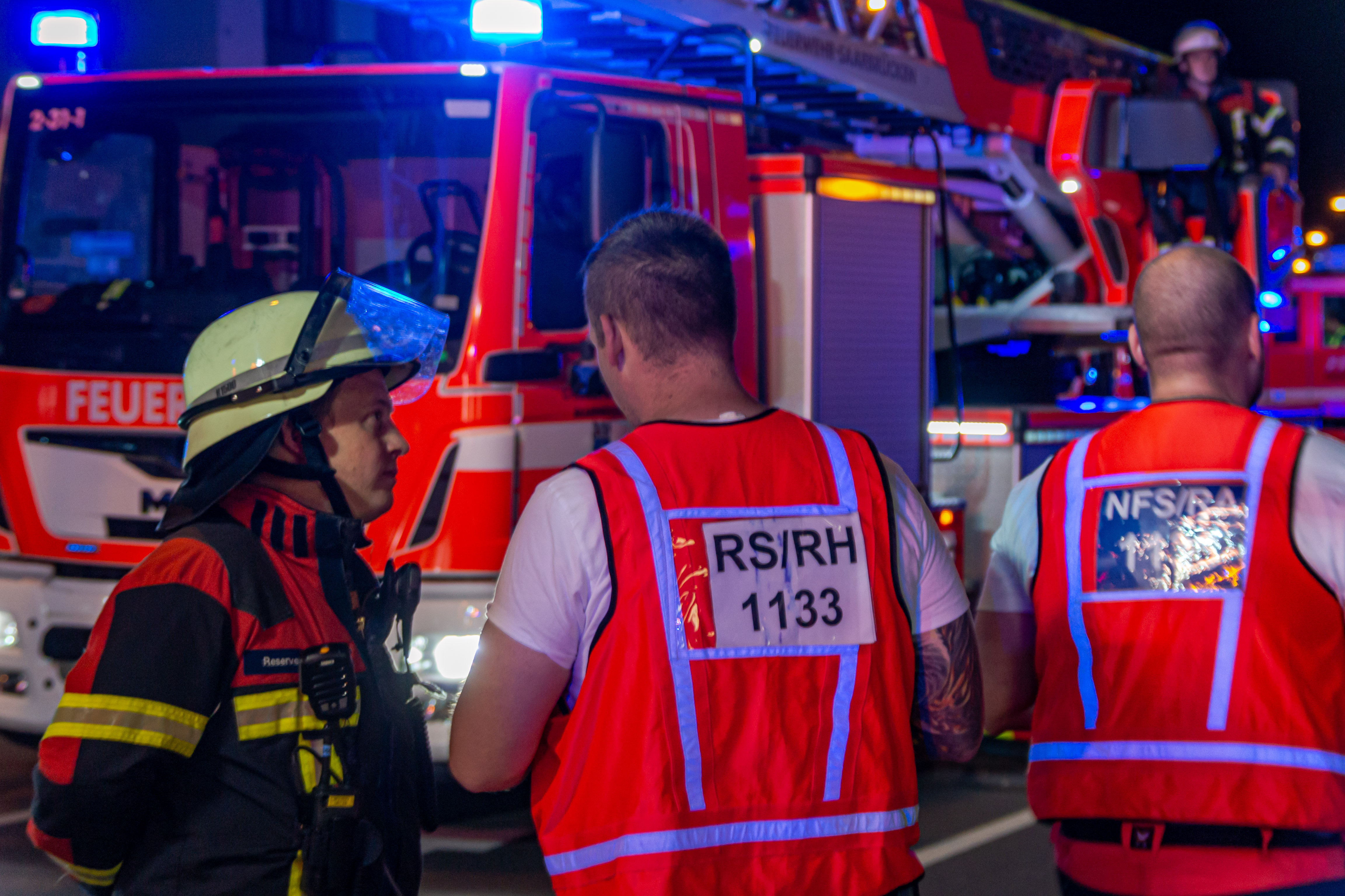 Einsatzkräfte der Feuerwehr und des Rettungsdienstes während einem Entstehungsbrand in der Breite Str.