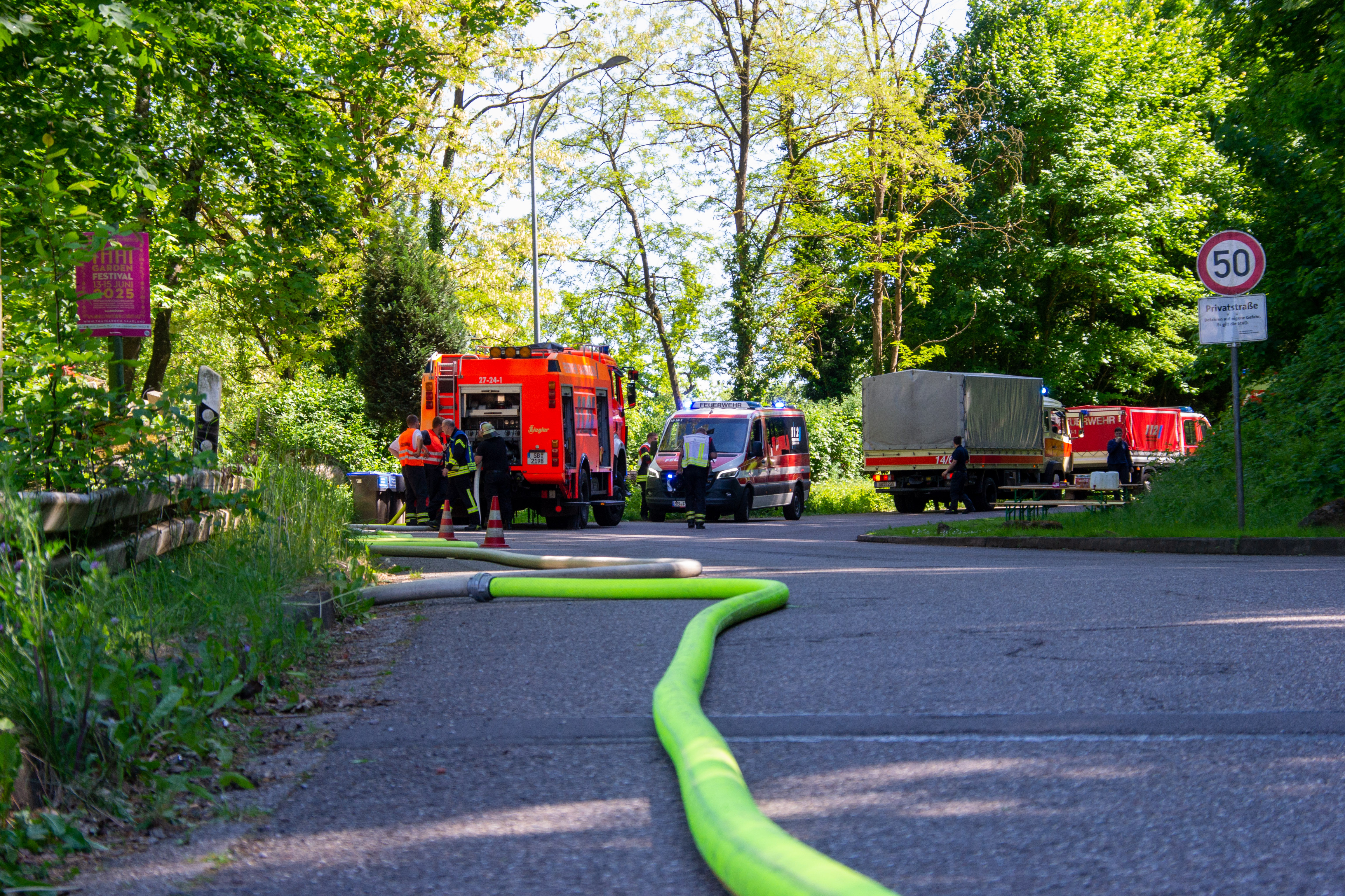 Einsatzkräfte bei der Brandbekämpfung